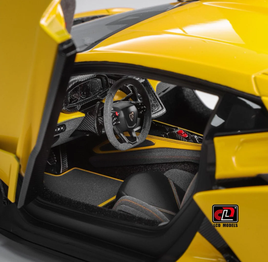 PREORDER LCD 1:18 Lamborghini Revuelto (Yellow)