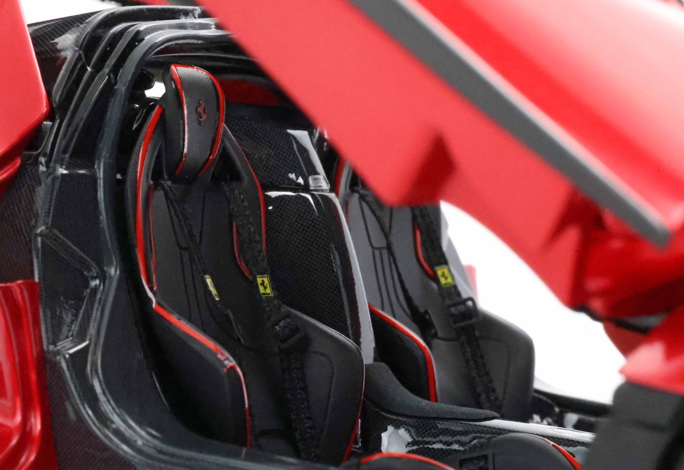PREORDER BBR 1:18 Ferrari Laferrari (Rosso F1 2007 Black Roof) - Carbon Base