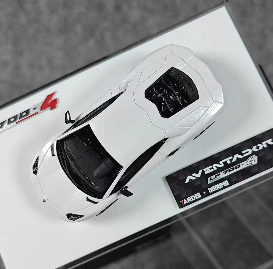 Tardis 1:64 Lamborghini Aventador LP700-4 (White)