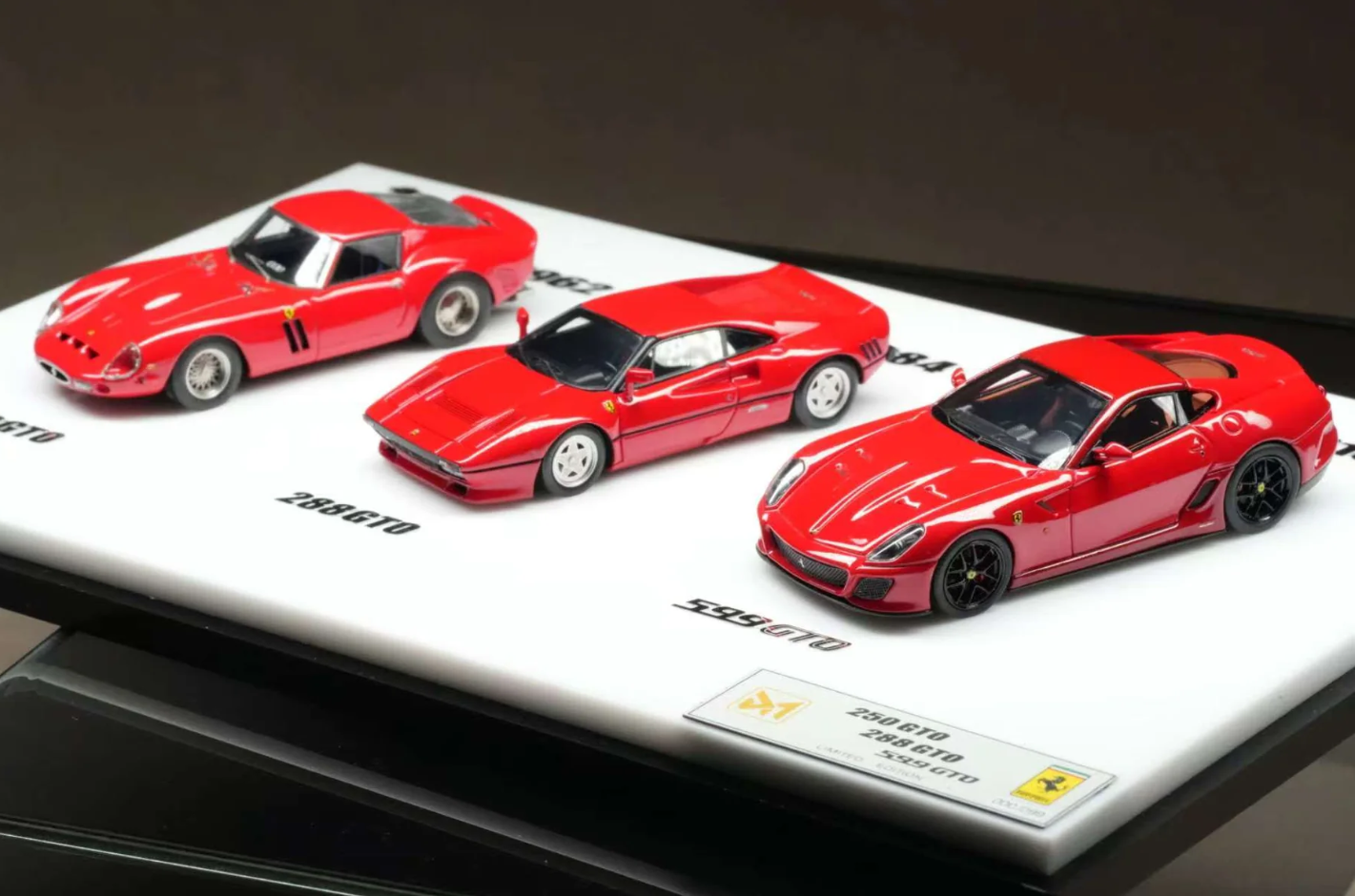 PREORDER DMY 1:64 Ferrari 250GTO & 288GTO & 599GTO (Three Car Set) - Rosso Corsa
