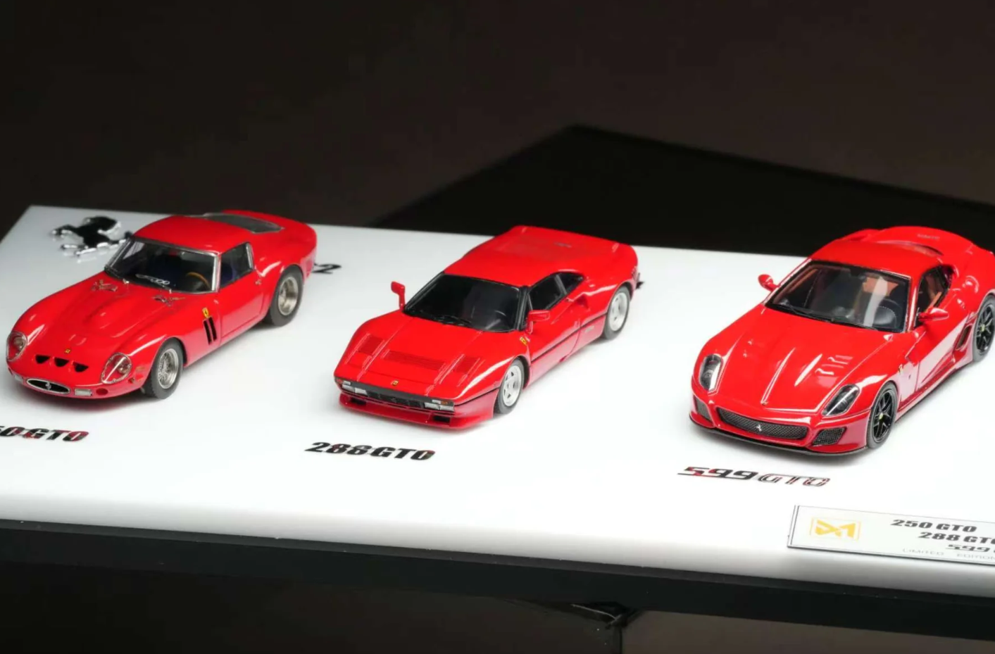 PREORDER DMY 1:64 Ferrari 250GTO & 288GTO & 599GTO (Three Car Set) - Rosso Corsa