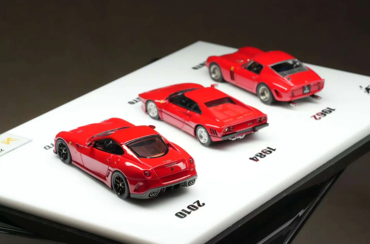 PREORDER DMY 1:64 Ferrari 250GTO & 288GTO & 599GTO (Three Car Set) - Rosso Corsa