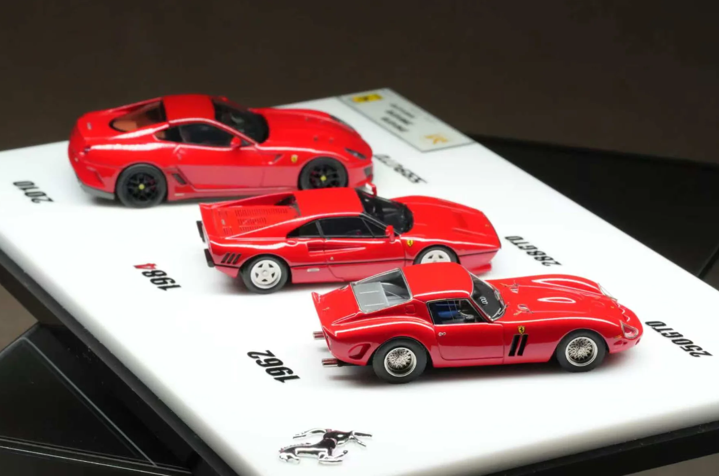 PREORDER DMY 1:64 Ferrari 250GTO & 288GTO & 599GTO (Three Car Set) - Rosso Corsa