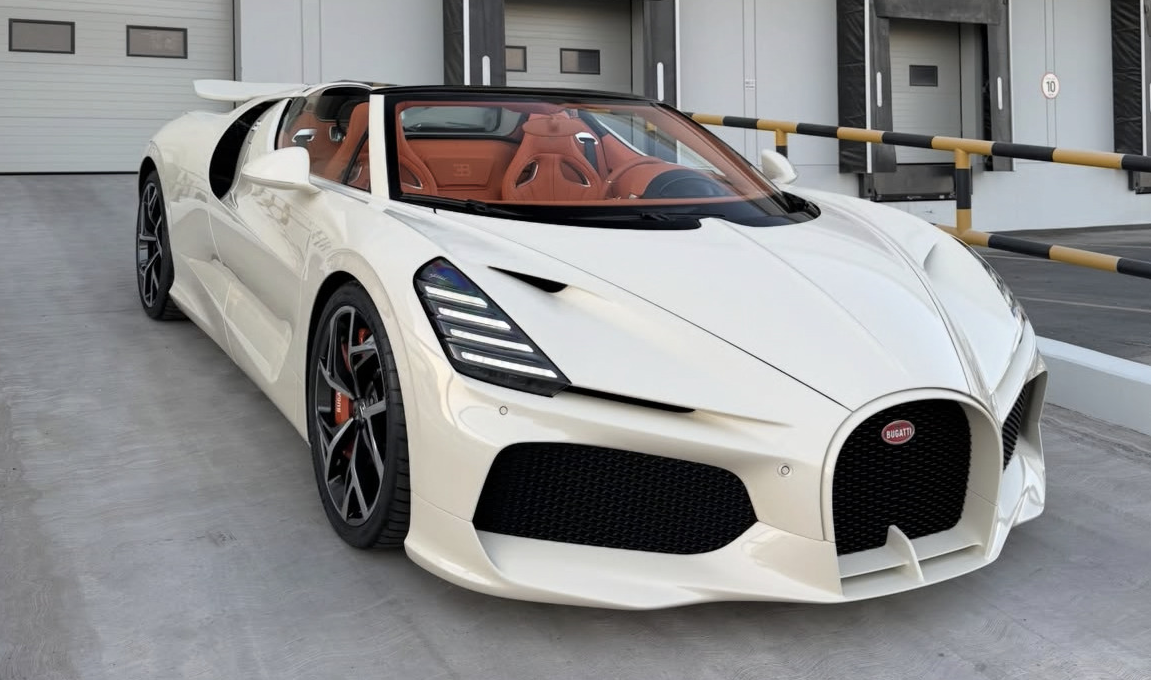 PREORDER 1:18 Bugatti Mistral W16 (White Coffee)