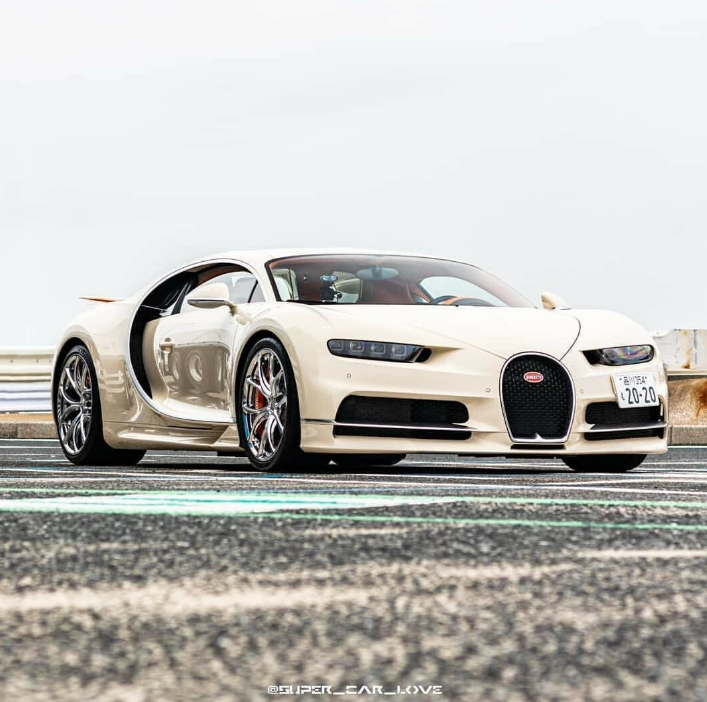 PREORDER 1:18 Bugatti Chiron Sport (White Coffee)