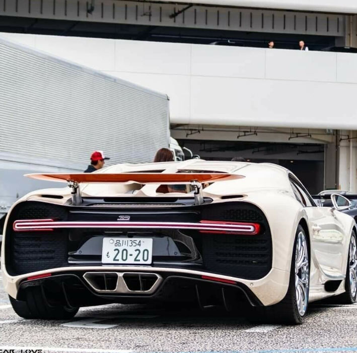 PREORDER 1:18 Bugatti Chiron Sport (White Coffee)