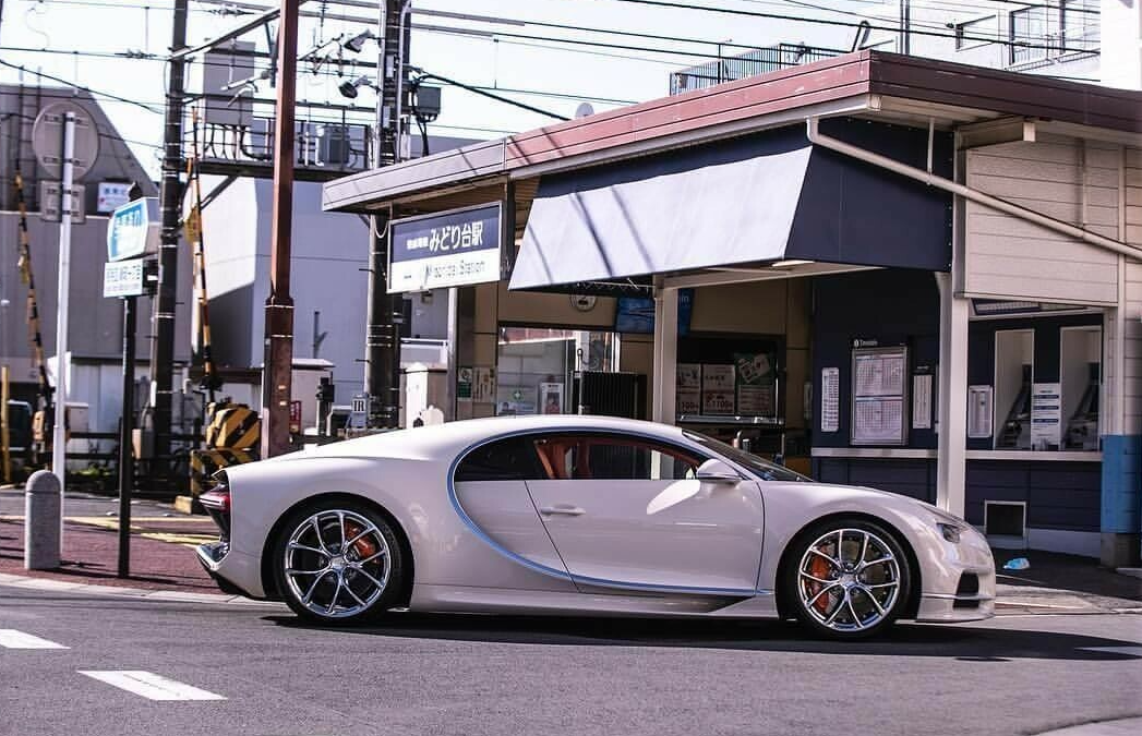 PREORDER 1:18 Bugatti Chiron Sport (White Coffee)