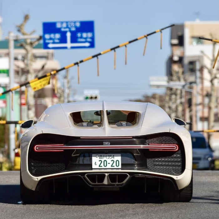 PREORDER 1:18 Bugatti Chiron Sport (White Coffee)