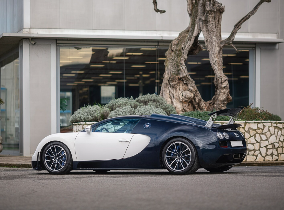 PREORDER 1:18 Bugatti Veyron Grand Sport Vitesse (White/Blue Carbon)