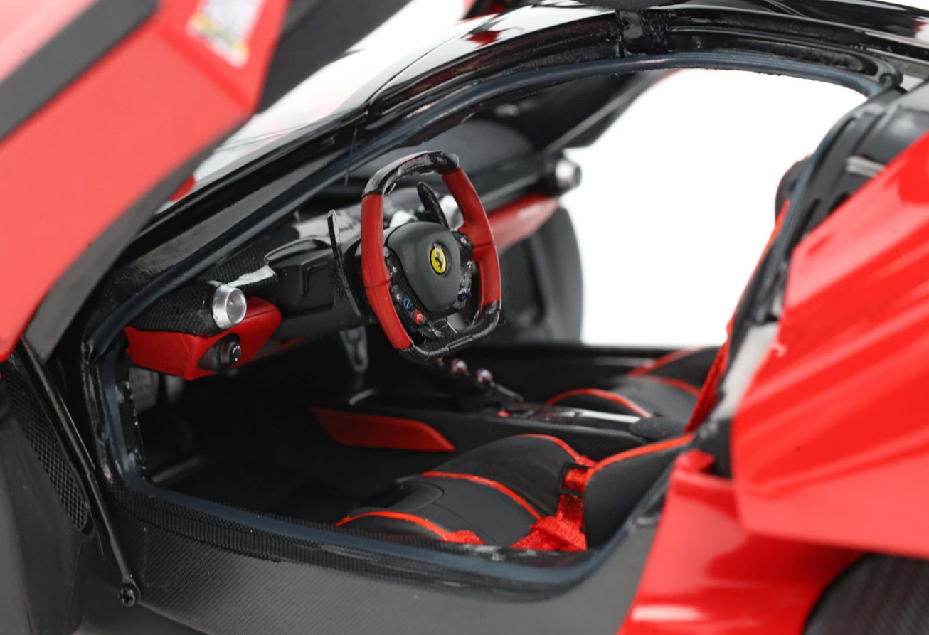 BBR 1:18 Ferrari Laferrari (Rosso Corsa 322 - 4 point safety belt) SPECIAL COFFRET