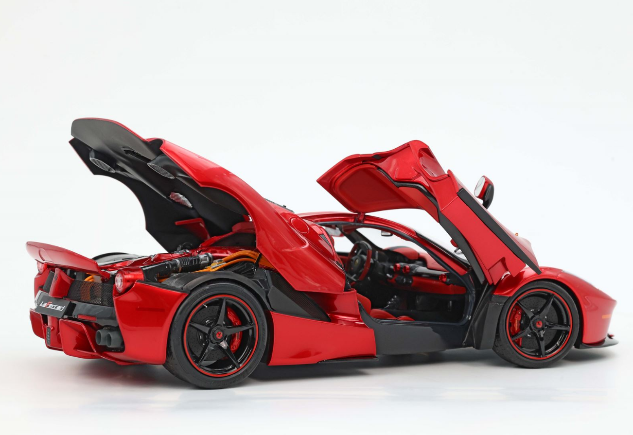 BBR 1:18 Ferrari Laferrari (Lewis Hamilton) - SPECIAL COFFRET