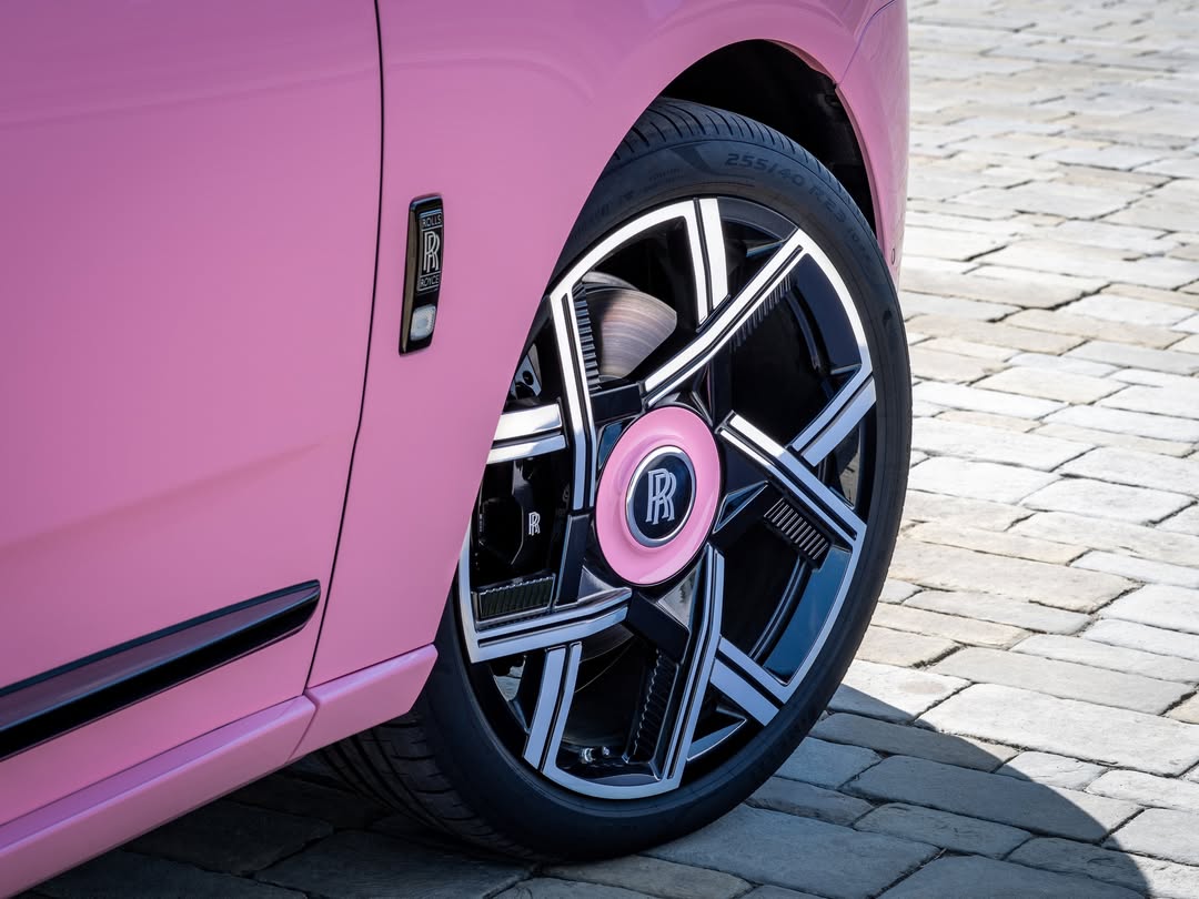 PREORDER Henson & Heaven 1:18 Rolls-Royce Cullinan Black Badge Series II - Danqian Pink