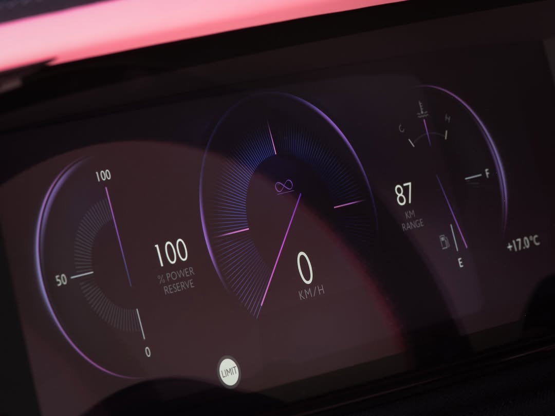 PREORDER Henson & Heaven 1:18 Rolls-Royce Cullinan Black Badge Series II - Danqian Pink