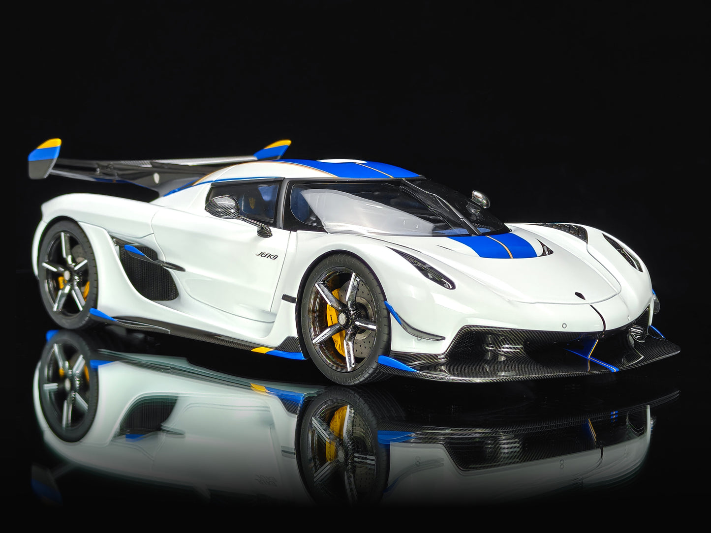 PREORDER Frontiart 1:18 Koenigsegg Jesko (Crystal White)