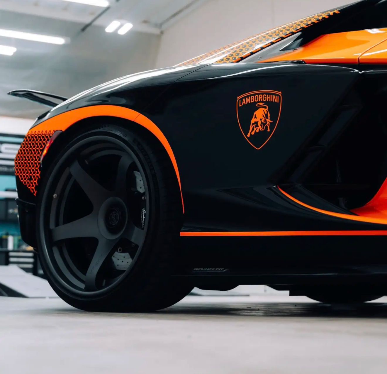 PREORDER 1:18 Lamborghini Revuelto (DDE)