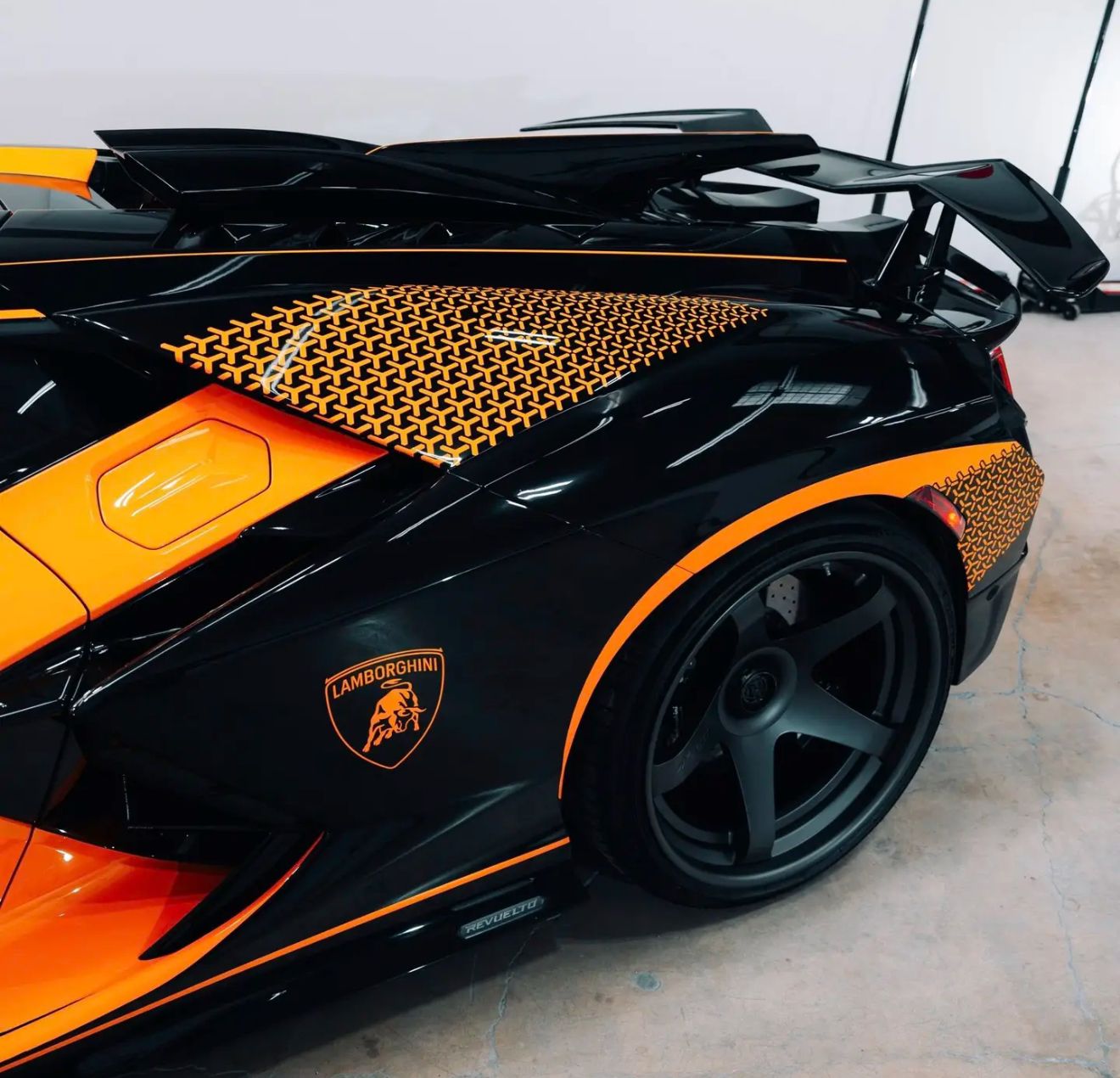 PREORDER 1:18 Lamborghini Revuelto (DDE)